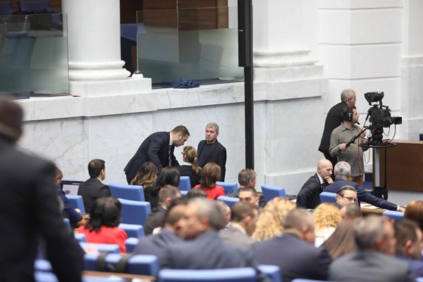 БНТ и БНР ще излъчват заседанието на парламента по вота на недоверие