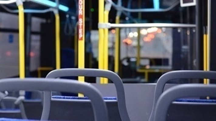 Автобус удари три коли и помете павилиони в София, трима са пострадали