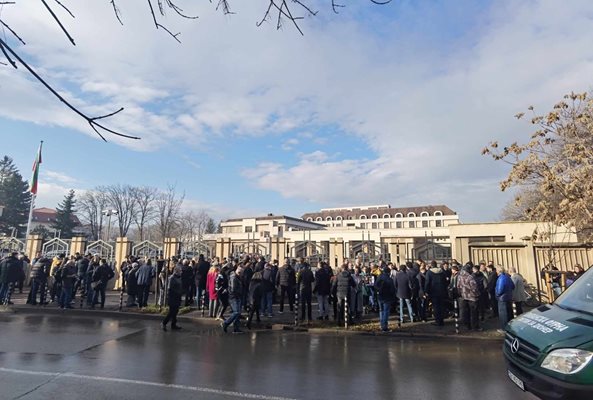 Пред прокуратурата на ул. "Черковна" са се събрали симпатизанти на партията, за да подкрепят Петков