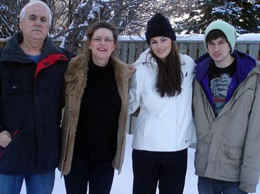 Лаура Лаура с баща си Кирил, майка си Ангелина и брат си Антъни.