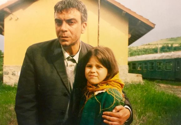 Владо Пенев преди години с дъщеря си на киноснимки в Родопите. Като малка тя само веднъж се изявява като актриса - в “Три сестри” по Чехов.  СНИМКИ: ПИЕР ПЕТРОВ, НОВА ТВ И ИНСТАГРАМ