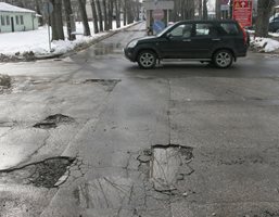 Дупките в целия Пловдив са много и дълбоки. Снимки: Евгени Цветков