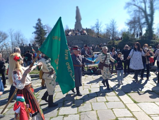 "Да живее България", викаха участниците в хорото.