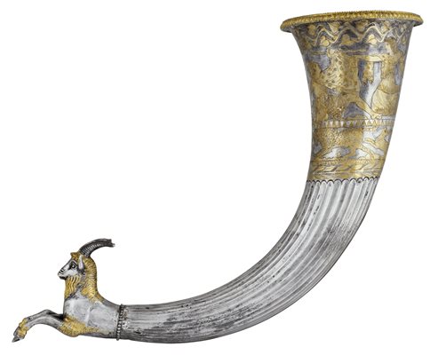 Сребърен ритон с протоме на козел и изображение на Смъртта на Орфей, 
за който излезе информация, че се предлага на черния пазар, малко след 
като експонатът беше иззет от Прокуратурата.
420-410 г. пр. Хр.

