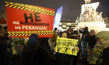 Протестиращи срещу хартиената бюлетина блокираха движението пред парламента (На живо)