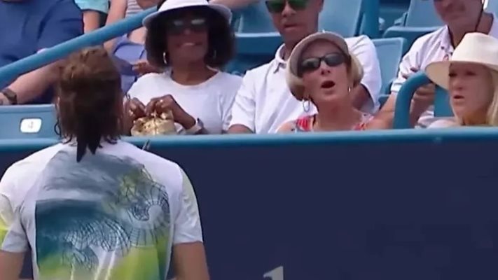 Циципас получава извинение от жената
Видео: Туитър Tennis TV