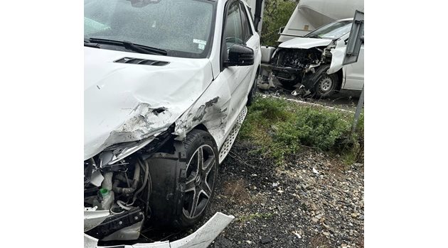 Автомобилът на певицата Глория, който е бил ударен край Кресненското дефиле СНИМКА: Фейсбук/Gloria