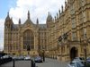 Разследват подозрителен пакет в парламента в Лондон, двама са откарани в болницата