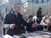 Бургас празнува, вижте как кметът раздава никулденски вестник (Снимки+видео)