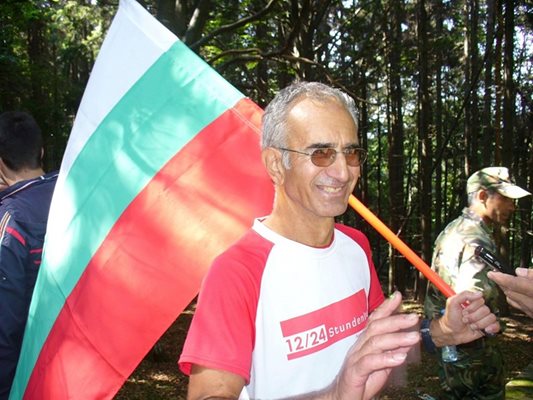 Ради пътува навсякъде по света с българското знаме