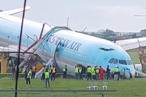 Самолет излезе от пистата на филипинско летище (Видео)