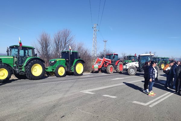 Земеделска техника блокира пътя към автомагистрала "Тракия" при пазарджишкото село Сарая