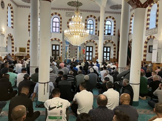 Десетки мюсюлмани се включиха в голямата байрямска молитва в джамията в Кърджали. СНИМКА: НЕНКО СТАНЕВ