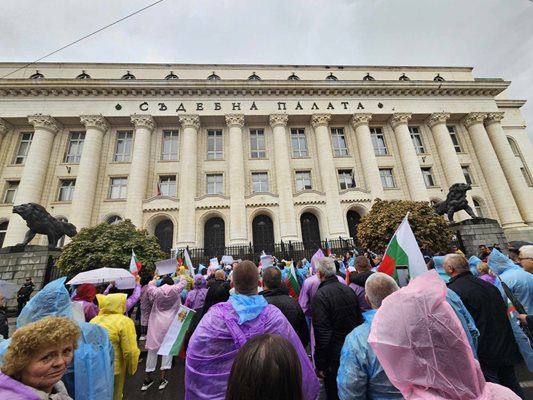 Протестът пред Съдебната палата