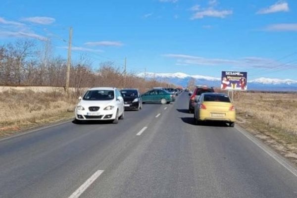 Катастрофата блокира движението по пътя Пловдив-Карлово. Снимка: БНТ