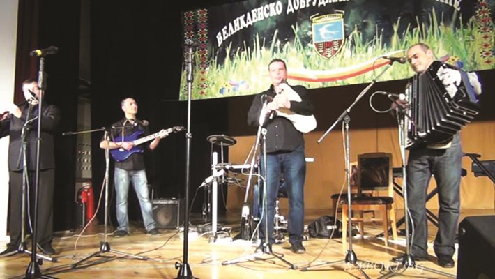 Надсвирванията с гайди и други инструменти се провежда всяка година в Добрич