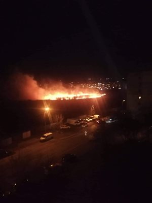 Голям пожар гори в столичния квартал "Младост"