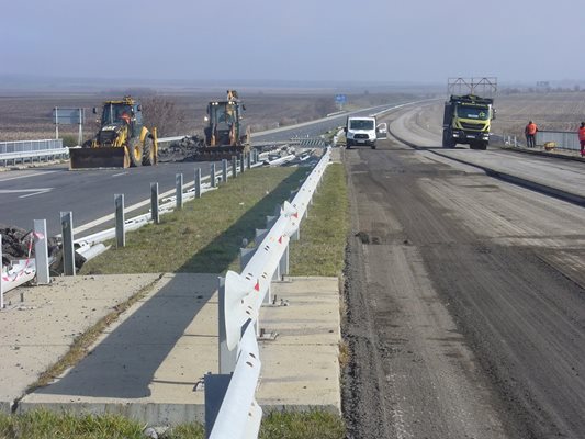 От АПИ държат да се знае, че се работи едновременно и по двете платна на затворения участък от магистрала "Тракия".