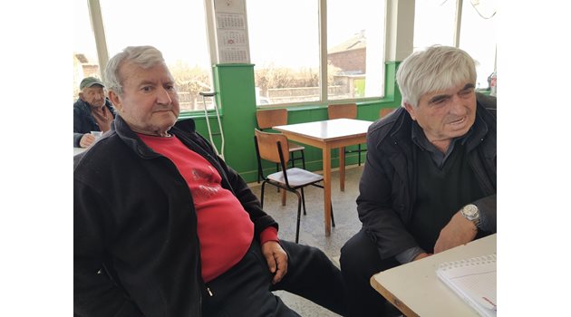 Станьо Янъков (вляво) и Костадин Камбуров описват как 40-годишния борец се е превърнал в страшилище за Неделево.
