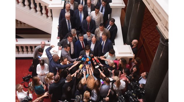 Корнелия Нинова пред медиите в парламента