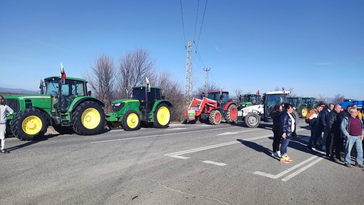 Земеделска техника блокира пътя към автомагистрала "Тракия" при пазарджишкото село Сарая