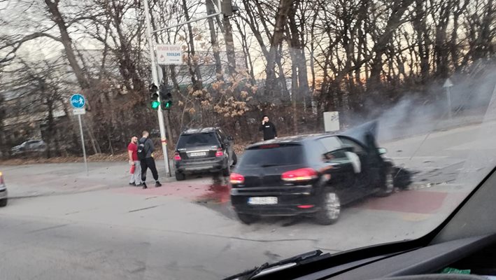 Ударените коли на бул. "Блъгария" в Пловдив
Снимка: Фейсбук/Катастрофи и нарушения в България