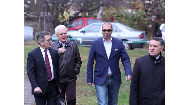 Христо Бисеров, доведеният му син Ивайло Главинков (с тъмните очила) и адвокати пред следствието