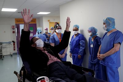 A patient leaves a hospital in France after recovering from a coronavirus. PHOTOGRAPHY: Reuters