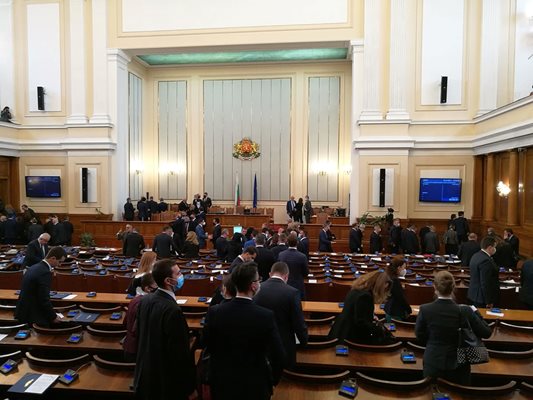 Депутатите изпразниха залата само час и половина, след като бе открито първото заседание на 47-ия парламент.