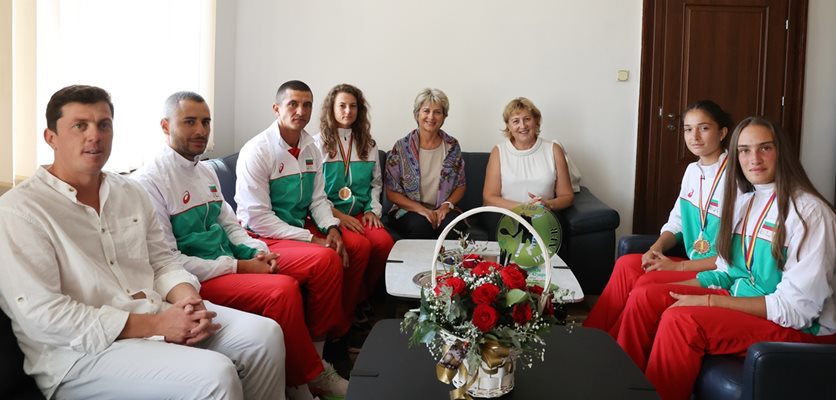 Министърът на младежта и спорта Весела Лечева прие девойките на България до 18 г., които триумфираха с титлата на Европейското отборно първенство по тенис във Франция.