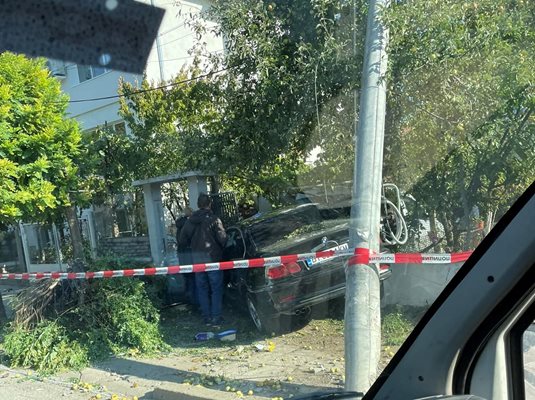 Колата се е забила в оградата на къща, разбивайки входната врата

Снимка: I see you КАТ Велико Търново/ Боян Иларионов