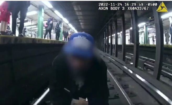Спасиха мъж секунди преди да бъде блъснат от метрото
