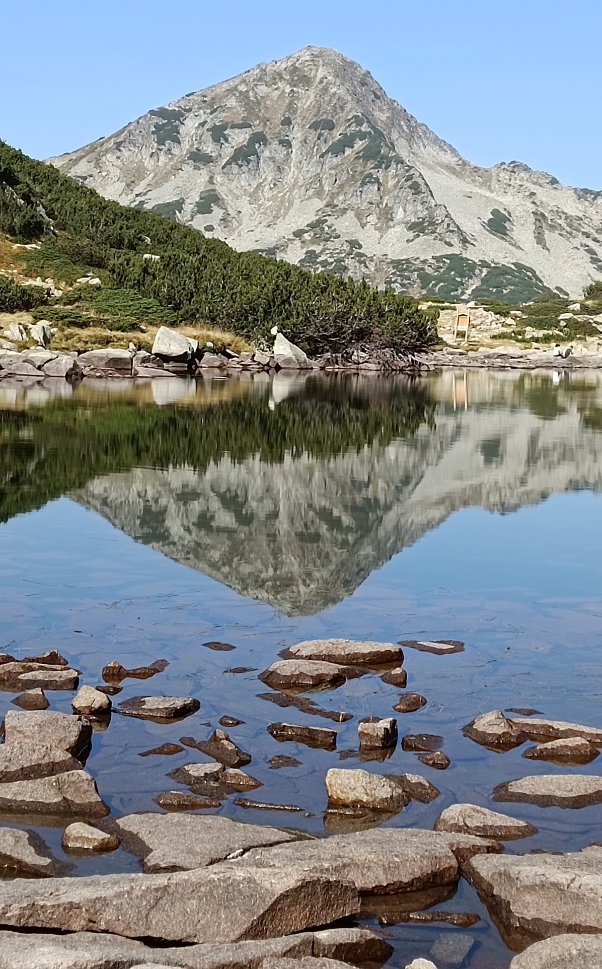 "Гледки за споделяне": Муратов връх, отразен в Жабешкото езеро - конкурс на "24 часа"