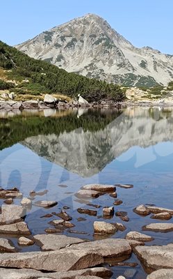 Муратов връх, отразен в Жабешкото езеро
Снимка: Люба Хлебарова