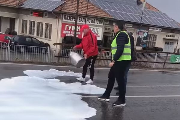 С тежка техника и бали слама фермери затвориха главния път Русе - Велико Търново 
Снимка: Фейсбук/ Държавен фонд Земеделие (ДФЗ)