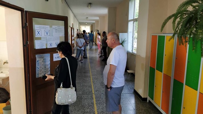 Оживление пред секционните комисии в Математическата гимназия в Пловдив