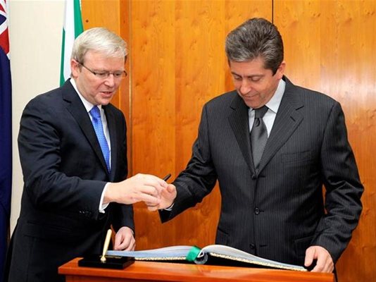 Австралийският премиер Ръд подава писалка на Първанов, за да се подпише в книгата за гости в парламента в Канбера.