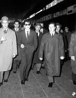 Милуш Солаков (с очилата) при пристигането си в Рим на 4 януари 1963 г.