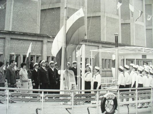 28 май 1966 година - пионери от Русе вдигат българския флаг на "Радецки" по време на тържеството за пускането на кораба на вода. Снимката е от личния архив на бившия заварчик от Русе Васил Василев.