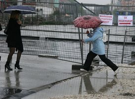 Пловдивчани прескачат локви, които се образуваха по всички улици