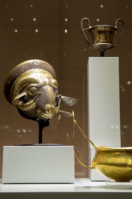 Сребърна чаша с позлата във формата на глава на овен
(Първа половина на 5 в. пр. Хр.)