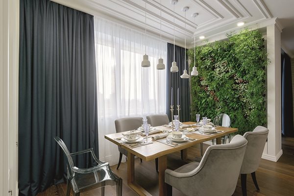 Зелена стена с живи растения в домашния хол