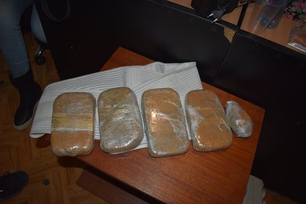 Пакетите с хероин, открити в колана на Събка