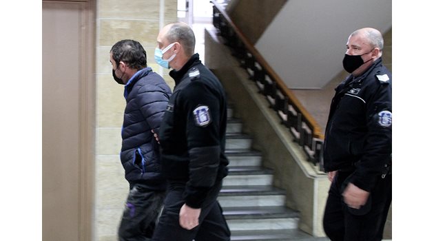 Стоил Терзиев на път към съдебната зала
