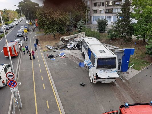 Автобусът, който се вряза в преследващата го патрулка, я влачи няколко метра и премаза полицаите в нея.