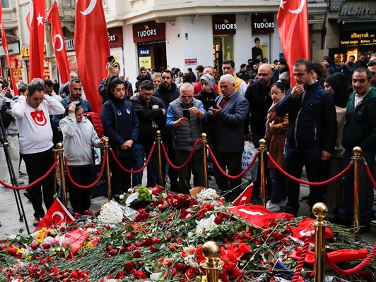 Хората полагат цветя, за да отдадат почит на жертвите на неделния взрив на булевард "Истиклял".
СНИМКА: РОЙТЕРС