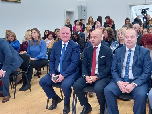Министърът на образованието и науката проф. Галин Цоков, кметът на Пловдив Костадин Димитров и областният управител Илия Зюмбилев (от ляво на дясно) присъстваха на форума.