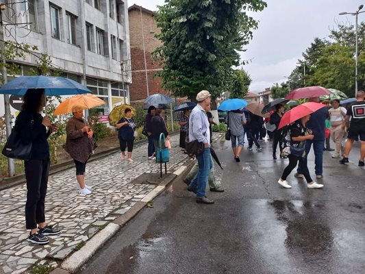 Жителите на Кочериново излязоха на протест заради безводието 
СНИМКА: Facebook/ Struma.news