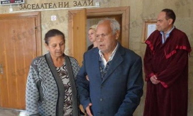 72-г. Методи с дъщеря си Мария, прокурор Бисер Любенов и адвокат Найденова излизат от залата, след като са чули присъдата НазадНапред 12