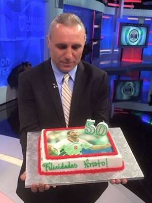 Стоичков показва тортата, подарена му от колегите